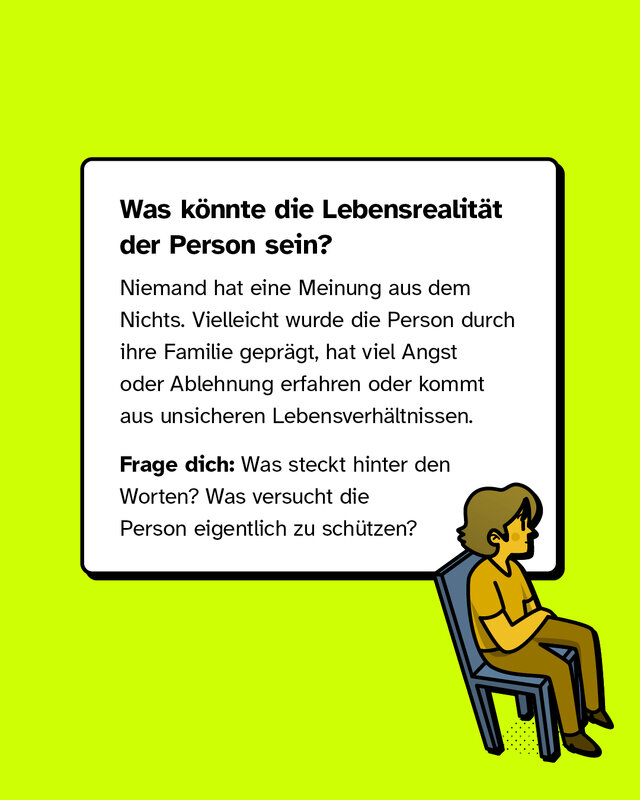 Textkasten: „Was könnte die Lebensrealität der Person sein?“ Erklärung, dass Meinungen durch Familie, Angst, Ablehnung oder unsichere Lebensverhältnisse geprägt sein können. Aufforderung, hinter den Worten zu schauen: Was versucht die Person zu schützen? Rechts unten eine sitzende Figur.