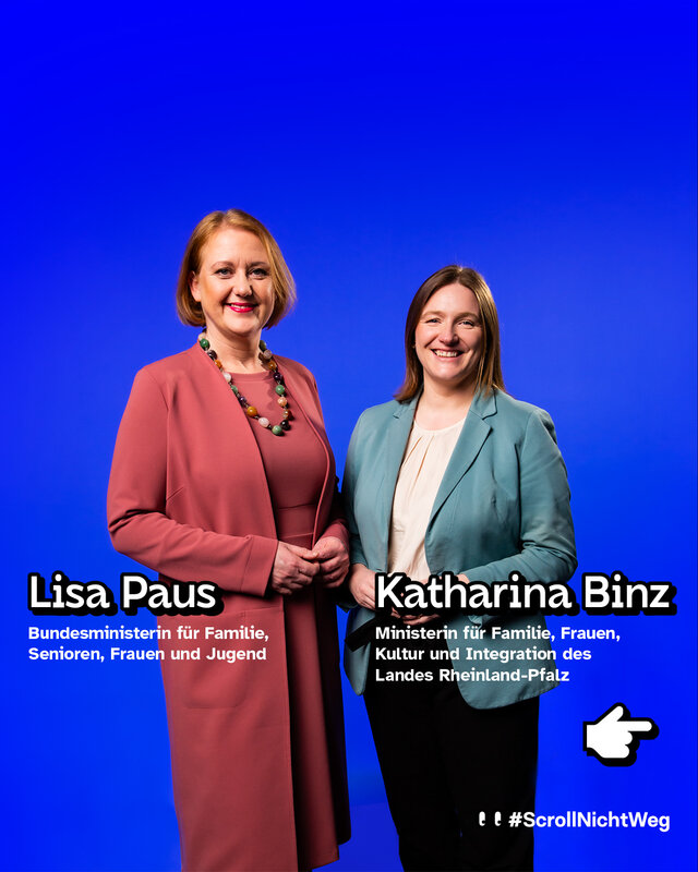 Lisa Paus (Bundesfamilienministerin) und Katharina Binz (Ministerin MFFKI RLP) stehen nebeneinander und lächeln frontal in die Kamera.