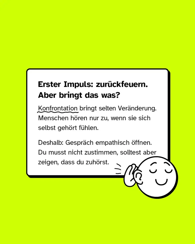 Weißer Textkasten mit Überschrift: „Erster Impuls: zurückfeuern. Aber bringt das was?“ Darunter Text, der erklärt, dass Konfrontation selten Veränderung bringt und empathisches Zuhören hilfreicher ist. Rechts am Textkasten eine simple Zeichnung eines lächelnden Gesichts, das die Hand ans Ohr hält.