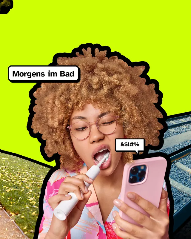 Morgens im Bad: Eine Frau mit Brille putzt sich die Zähne und schaut dabei auf ihr Smartphone.