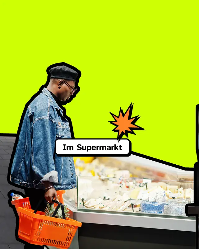 Im Supermarkt: Ein Mann steht vor der Käsetheke.