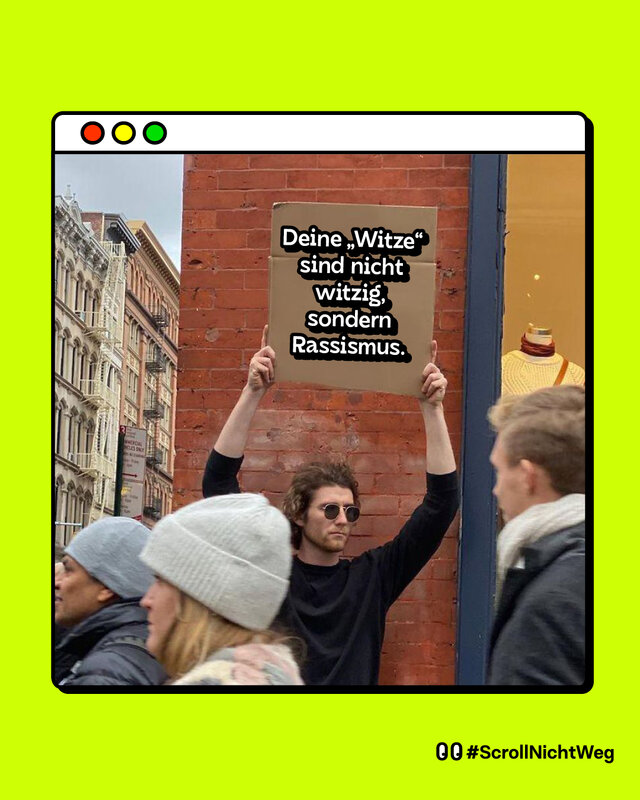 Ein Mann mit Pullover und Sonnenbrille hält ein Pappschild hoch auf dem steht: Deine Witze sind nicht witzig, sondern Rassismus.