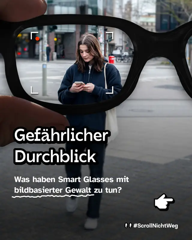 Blick durch eine Brille auf eine junge Frau, die auf der Stra&szlig;e auf ihr Handy schaut. Gef&auml;hrlicher Durchblick. Was haben Smart Glasses mit bildbasierter Gewalt zu tun? #ScrollNichtWeg