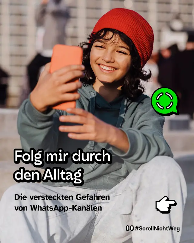 Foto eines laechelnden Jugendlichen mit roter Muetze der ein orangefarbenes Smartphone in der Hand haelt. Daneben ein gruenes WhatsApp-Kanal-Icon. Titel: Folg mir durch den Alltag. Die versteckten Gefahren von WhatsApp-Kanaelen.