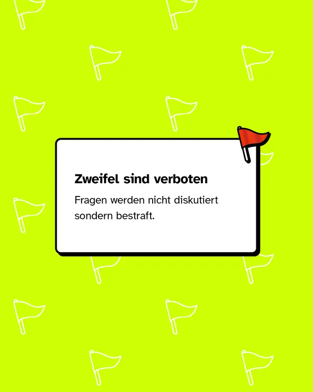 Wei&szlig;e Karte mit Text: &bdquo;Zweifel sind verboten. Fragen werden nicht diskutiert sondern bestraft.&ldquo; Kleine rote Fahne oben rechts. Neon-gelber Hintergrund mit wei&szlig;en Fahnen-Icons.