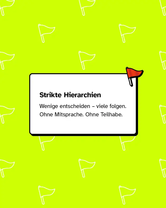 Wei&szlig;e Karte mit Text: &bdquo;Strikte Hierarchien. Wenige entscheiden &ndash; viele folgen. Ohne Mitsprache. Ohne Teilhabe.&ldquo; Kleine rote Fahne oben rechts.