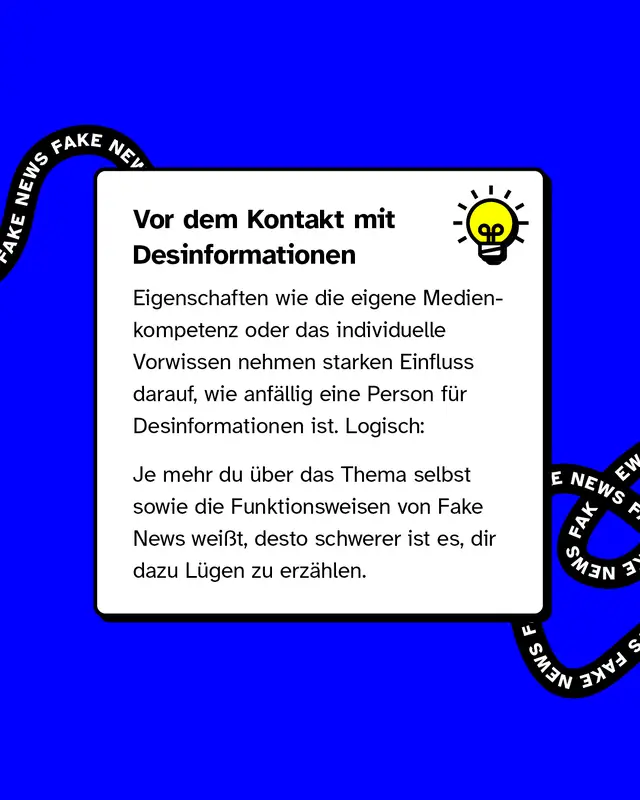 Überschrift im Textkasten: "Vor dem Kontakt mit Desinformationen". Text erklärt, dass Medienkompetenz und Vorwissen entscheidend dafür sind, wie anfällig Menschen für Falschinformationen sind. Je besser informiert und medienkompetent, desto schwerer fällt es, die Person zu täuschen. Rechts oben im Textkasten eine Glühbirnen-Illustration. Im Hintergrund verläuft ein kurviges Band mit "FAKE NEWS"-Text.