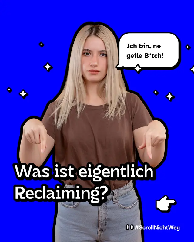 Eine junge Person mit langen blonden Haaren steht frontal vor einem kr&auml;ftig blauen Hintergrund. Sie zeigt mit beiden H&auml;nden nach unten. In einer Sprechblase steht: &bdquo;Ich bin, ne geile B*tch!&ldquo;. Auf dem Bild verteilt sind kleine gezeichnete Sternsymbole. Unten im Bild steht gro&szlig;: &bdquo;Was ist eigentlich Reclaiming?&ldquo; sowie der Hashtag &bdquo;#ScrollNichtWeg&ldquo;.